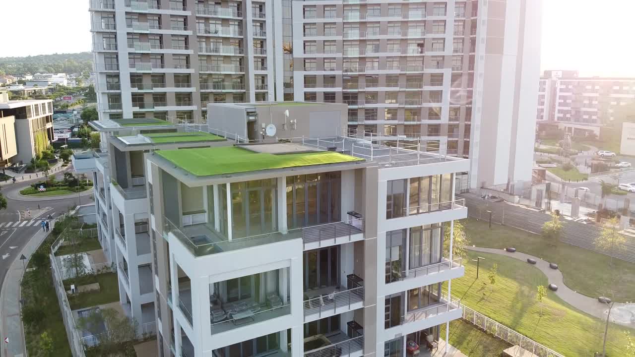Complejo residencial contemporáneo con terrazas y jardines